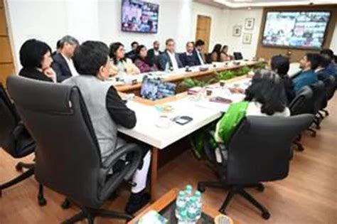 Union Minister Piyush Goyal Urges Textile Sector to Go Global