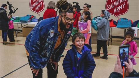 Packers player aims to give out 700 coats this holiday season | FOX6 ...