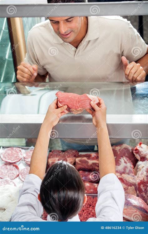 显示新鲜的红肉的屠户对顾客 库存照片. 图片 包括有 显示, 工作, 人员, 熟食店, 商业, 陆运, 部分 - 48616234