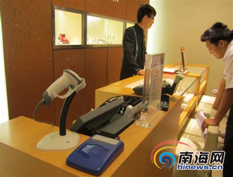 海南三亚免税店参观游客激增 购物需办卡-新闻中心-南海网