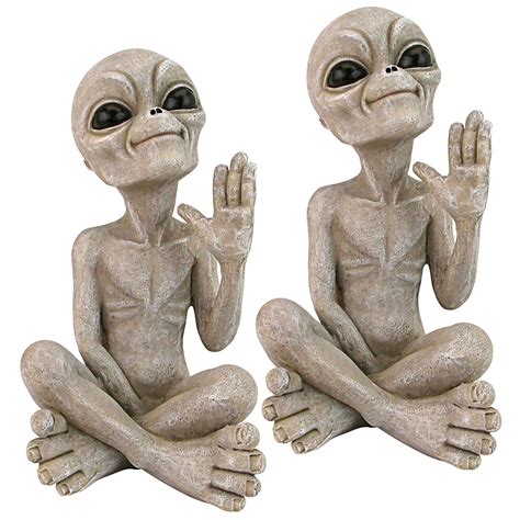Design Toscano Greetings Earthlings UFO Alien Statue: Set of 2 : Amazon ...