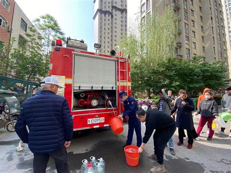 暖心！郑州市金水消防大队为辖区居民送水解燃眉之急-大河新闻
