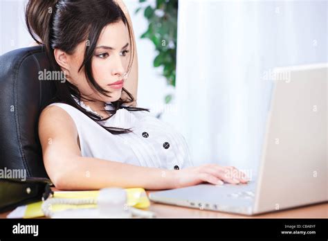 Business Woman On Computer 的图像结果