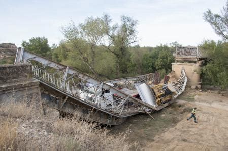 Un camión con más peso del permitido provoca el hundimiento de un ...