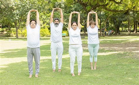 International Yoga Day 2023: बुजुर्गों के हाथ-पैरों में होता है दर्द ...