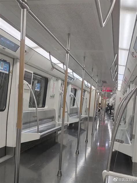 网友分享武汉地铁最近上下班高峰期现状__财经头条
