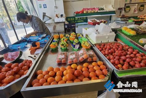 石家庄永辉超市屡曝过期变质食品，水果长毛你敢吃吗？