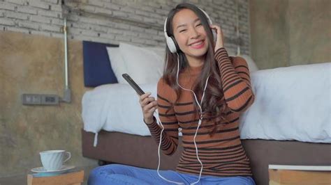 Local People Dancing 的图像结果