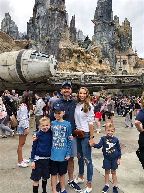 What to Wear: Theme Park Outfits - Merrick's Art