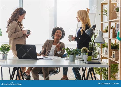 Group of Smiling Business Women 的图像结果