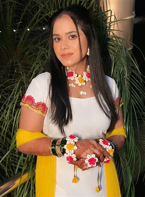 LAMANSH® Artificial Shells 🐚Floral Jewellery Set 🌺 for bridal mehendi ...