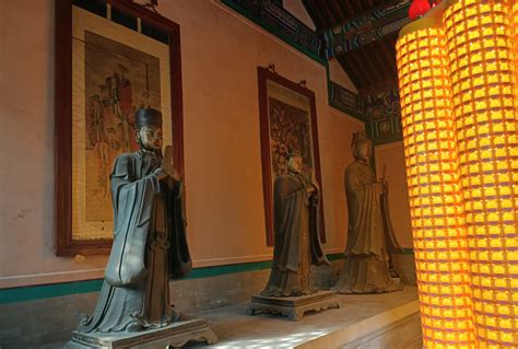北京白云观财神殿供奉几位财神，玉皇殿供奉的玉皇大帝