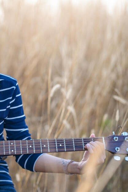Man playing guitar | Premium Photo