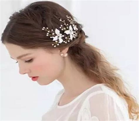 穿礼物配什么发型最新素材