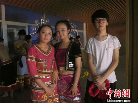 海南华侨中学举行竹竿舞比赛 留学生参与(图)--华人--海外网