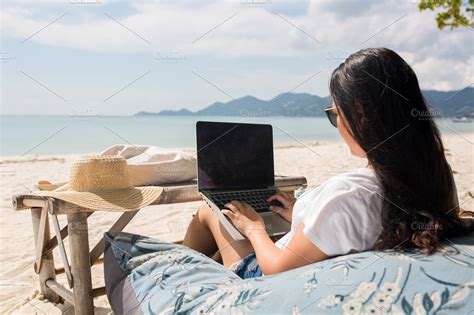 Beach Pictures with People Using Computer 的图像结果