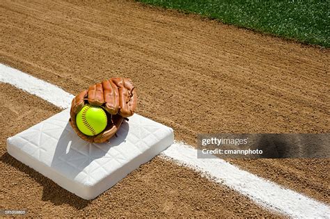 Softball First Base 的图像结果