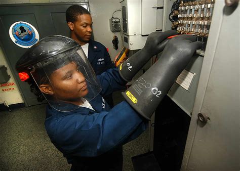 US Navy Electricians Mate (EM): 2023 Career Details