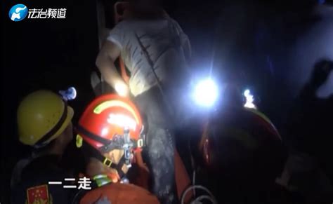 郑州：男子掉入深井 消防紧急施救