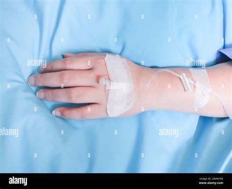 À l'hôpital du patient avec une solution saline intraveineuse (iv), une solution saline dans le ...