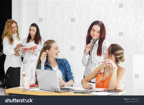 Happy People at Work 的图像结果