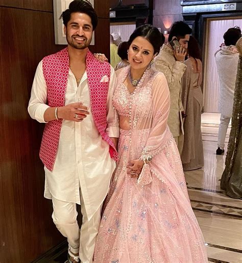 Sakshi Dhoni and MS Dhoni enjoying party: माही संग खूब पार्टी इंज्वाय ...
