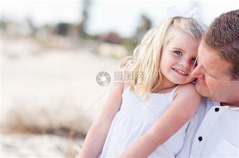 可爱女儿在海滩上和她抱在一起女孩蓝眼睛爸爸孩子乐趣阳光金发女郎海洋微笑青年高清图片下载-正版图片320426401-摄图网