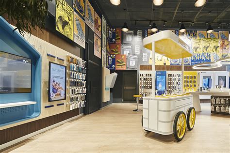 Retail Store Interior Design 的图像结果