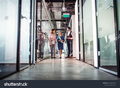 Group of Business People Walking 的图像结果