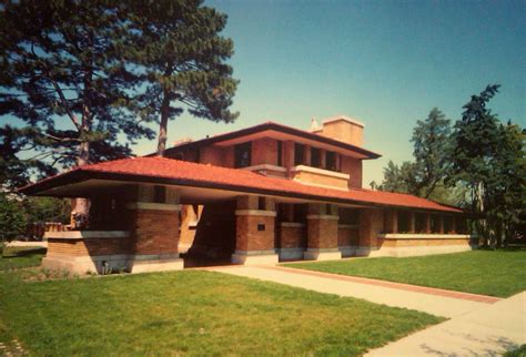 Frank Lloyd Wright Prairie Style Houses - Hardwood Versus Laminate Flooring