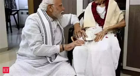 PM Modi arrives in Ahmedabad, reaches hospital to meet mother Hiraben ...