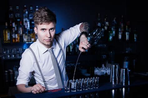 酒保在酒吧准备绿色墨西哥鸡尾酒饮料图片素材-调酒的调酒师创意图片素材-jpg图片格式-未来mac下载素材下载