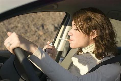 国人开车抽烟打开车窗，外国人为何关着窗？原因让人无奈-新浪汽车