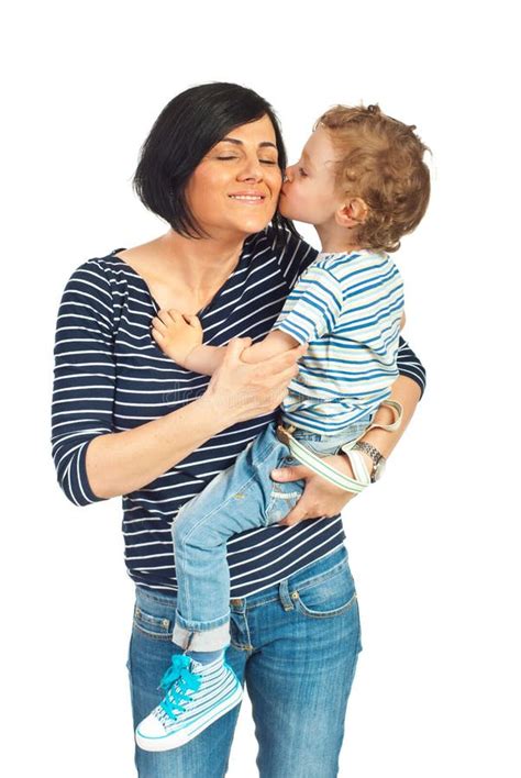 快乐的母亲抱和吻在床上的婴儿男孩肖像高清图片下载-正版图片304281401-摄图网