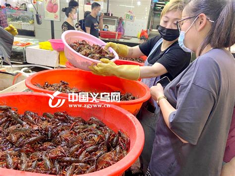 女子点248元/斤的龙虾，做记号后上桌发现被调包，店家：她花钱搞我们_顾客_视频_吉安