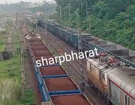 Adityapur two train in same track : आदित्यपुर-गम्हरिया रेलवे स्टेशन के ...