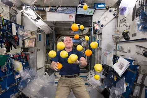 宇航员在太空是怎么吃饭的？吃的都是什么食物？这些年有啥变化？_腾讯新闻