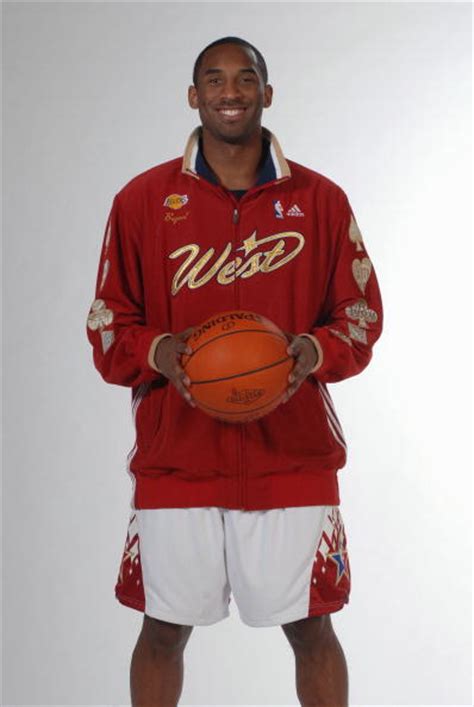 图文-NBA全明星球员新战衣 科比身穿红色外套_篮球-NBA_NIKE新浪竞技风暴_新浪网