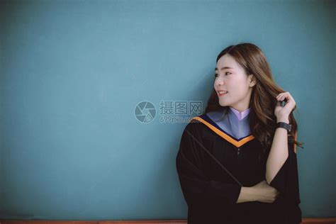 套装老师穿着大学毕业西装的女子站在清晰蓝墙上带着快乐的情绪微笑着容的脸上亚洲人高清图片下载-正版图片307986243-摄图网
