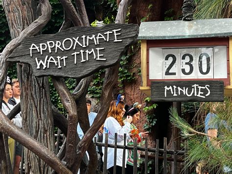 Cheering Crowds Throughout the Night as Splash Mountain Takes its Final ...