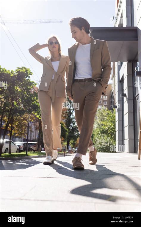 People Walking in Suits 的图像结果