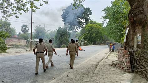 बिहार: छापेमारी करने पहुंची पुलिस टीम पर तीर-धनुष से लैस आदिवासियों का ...