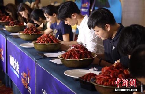 上海某餐厅聘大学生兼职剥虾员，推“代客剥虾”服务引争议 - 每日头条