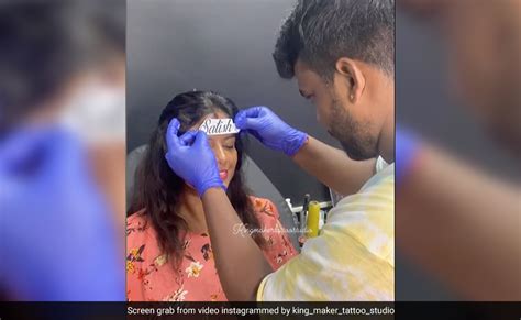 महिला ने प्यार जताने के लिए अपने माथे पर गुदवाया पति के नाम का टैटू ...