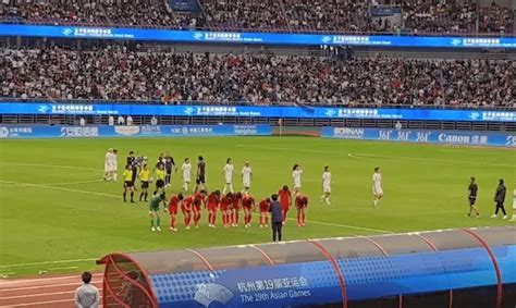 [流言板]致敬时刻，女足队员赛后集体向主帅水庆霞鞠躬-中国足球-虎扑社区