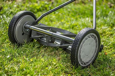 Manutenzione del tagliaerba manuale: le accortezze per  