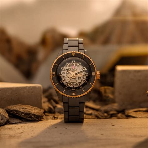 Descubra nuestros relojes suizos de diseño elaborados en cerámica ...