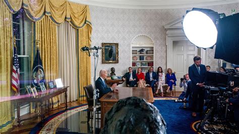 President in Oval Office 的图像结果