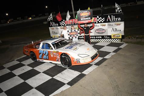 GOEDE STEALS A WIN FROM MURGIC AT LA CROSSE - La Crosse Speedway