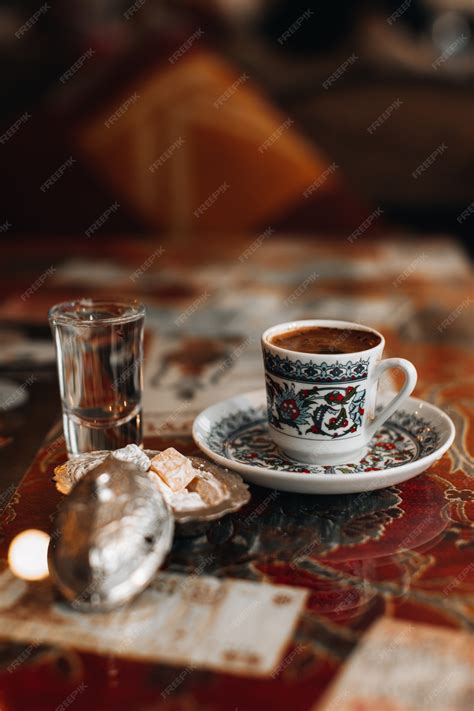 Une tasse de café turc noir fort traditionnel, des bonbons et un petit ...